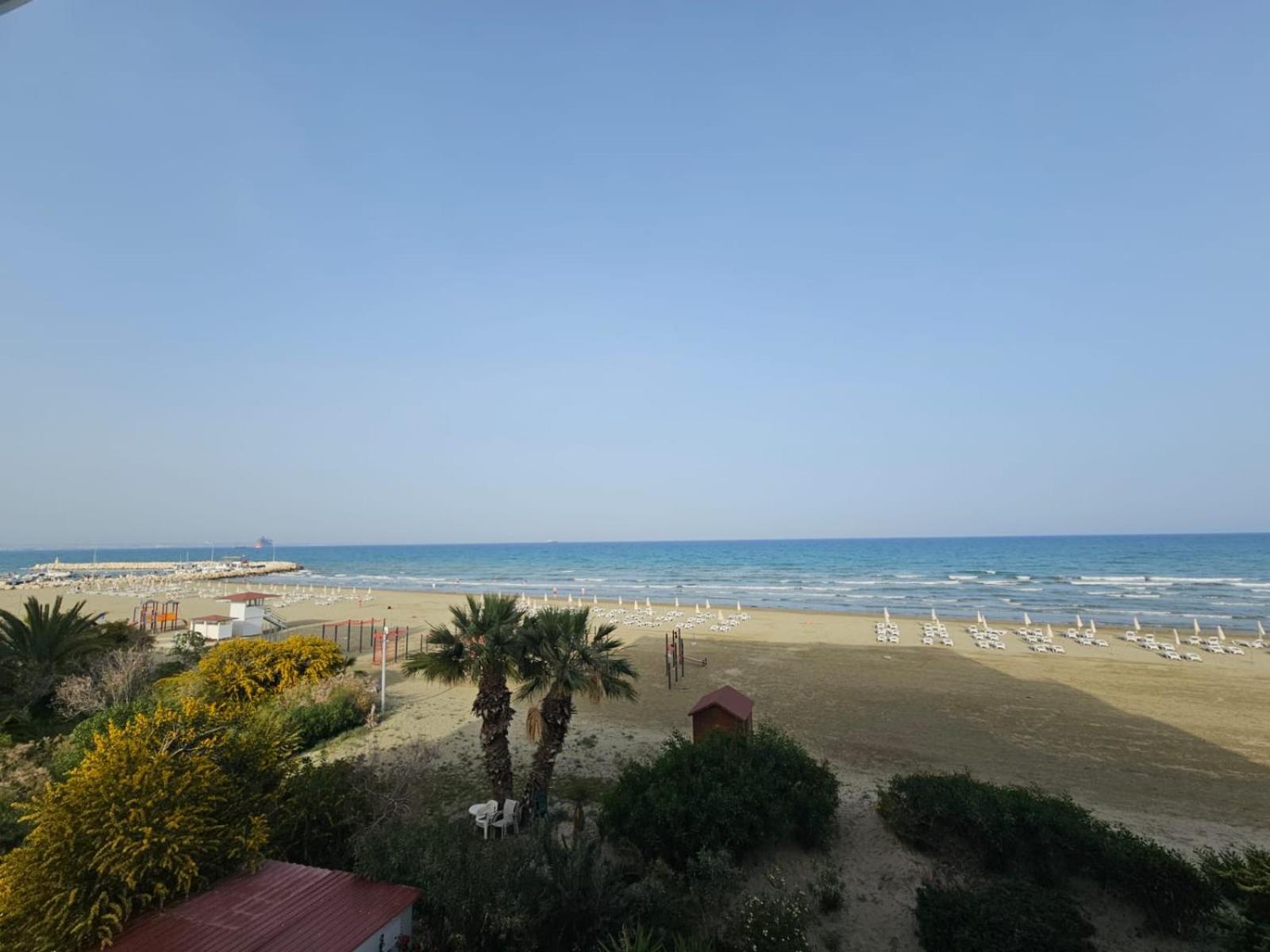 Makenzy Sandy Beachfront Paradise Ларнака Екстериор снимка