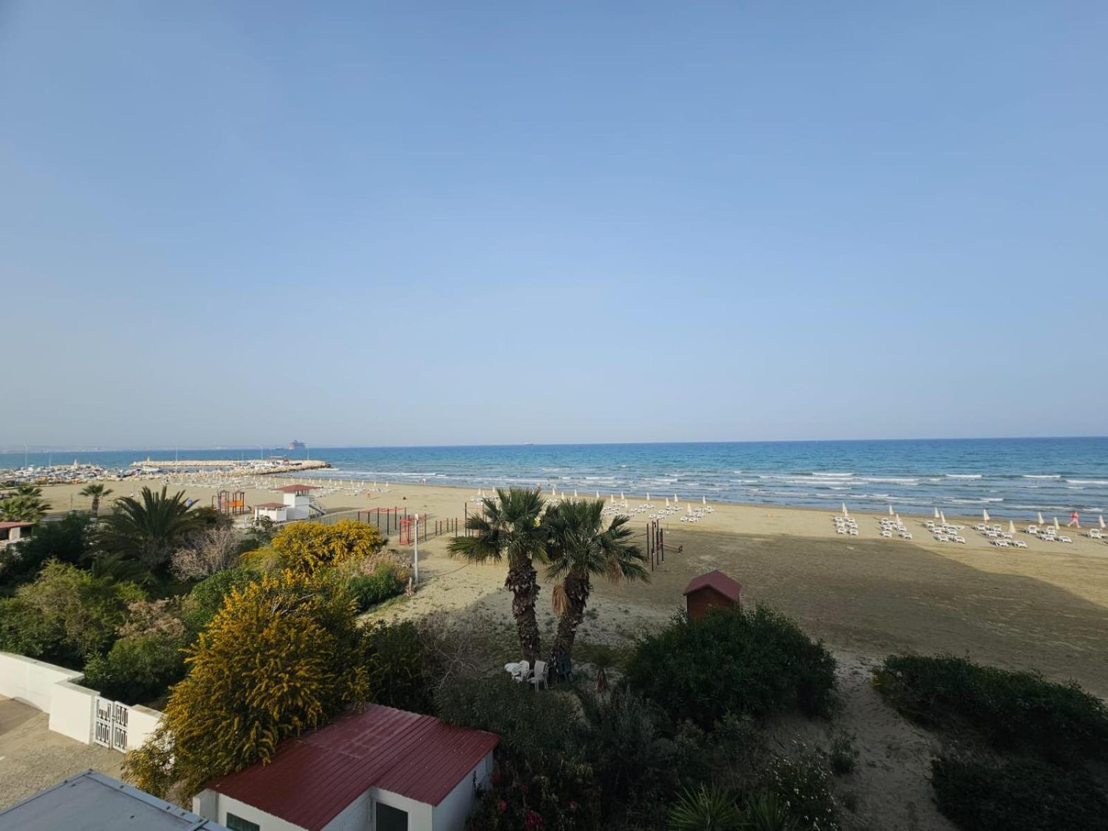 Makenzy Sandy Beachfront Paradise Ларнака Екстериор снимка