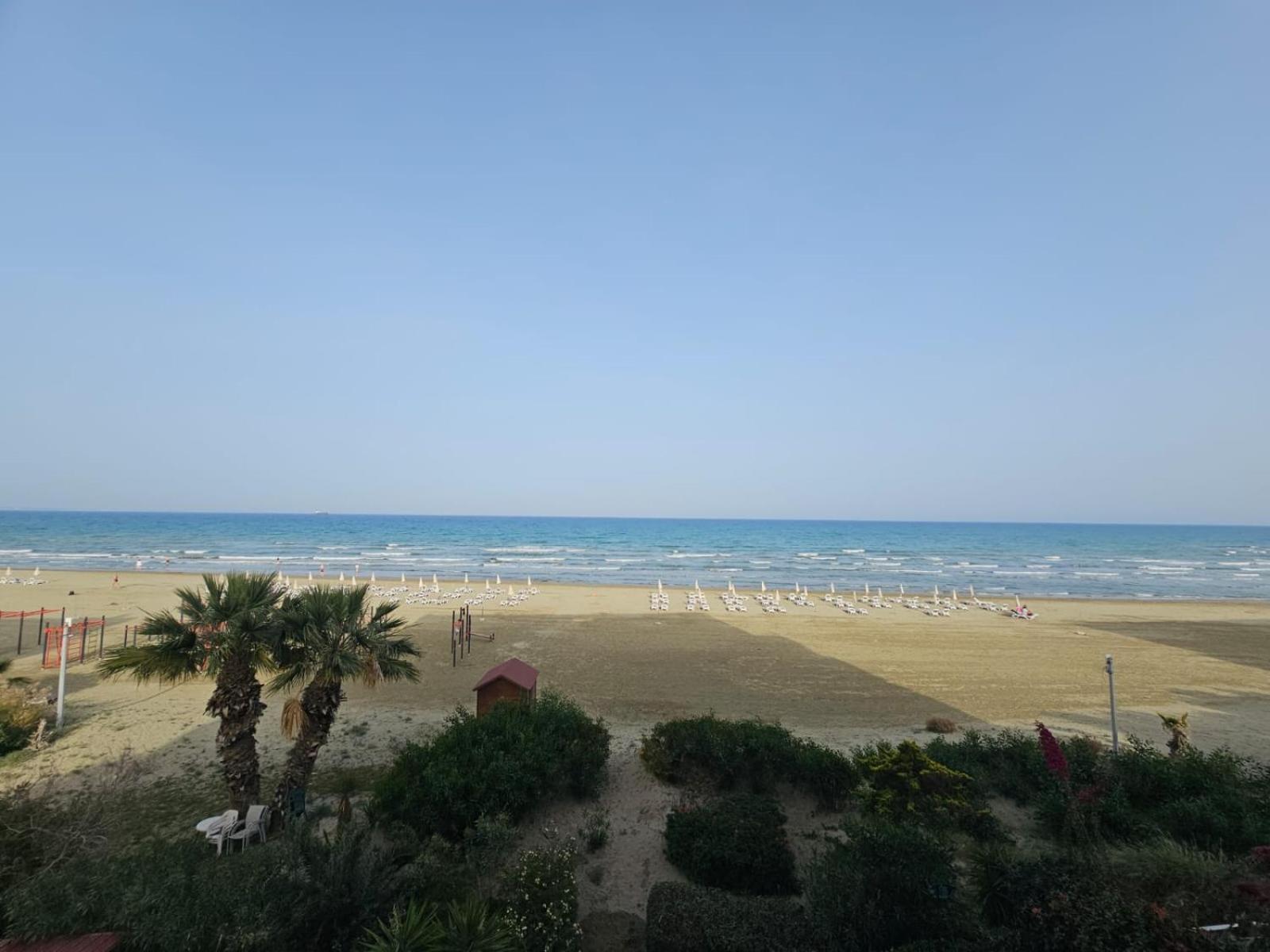Makenzy Sandy Beachfront Paradise Ларнака Екстериор снимка